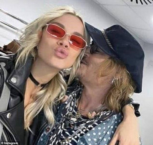 Bức ảnh thân mật giữa Johnny Depp và tình trẻ vào năm 2022. Ảnh: IG. Bức ảnh thân mật giữa Johnny Depp và tình trẻ vào năm 2022. Ảnh: IG.