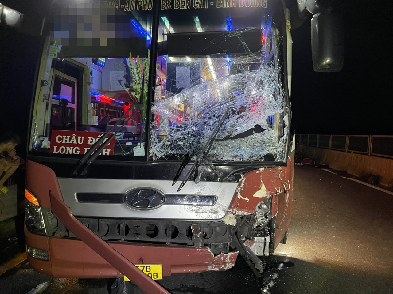 Chiếc xe khách tại hiện trường. Ảnh: E.X Chiếc xe khách tại hiện trường. Ảnh: E.X