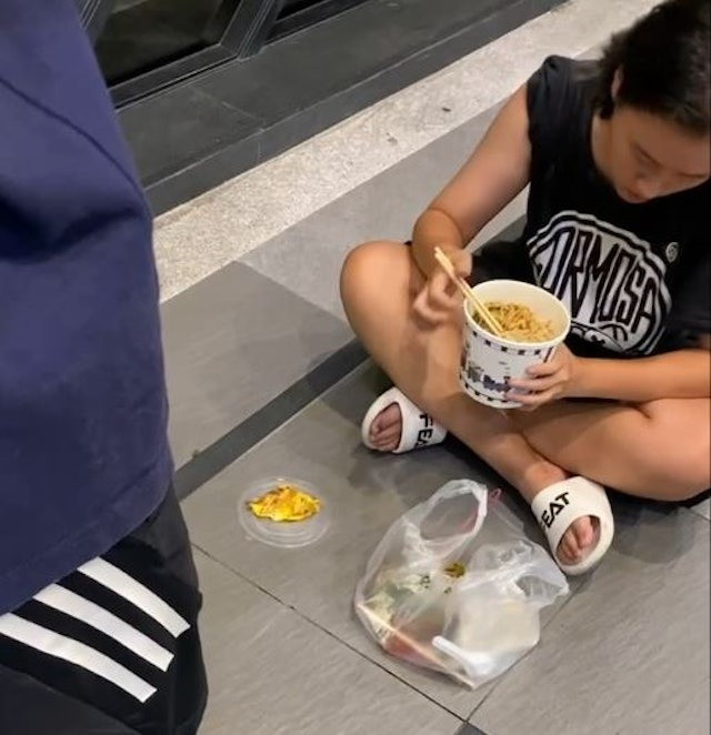 Một cư dân mạng đăng video về tình huống bị phụ nữ lạ mặt ăn mất đồ ăn. Một cư dân mạng đăng video về tình huống bị phụ nữ lạ mặt ăn mất đồ ăn.