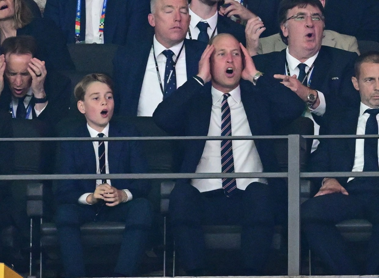 Hoàng tử William và con trai cả để lộ nhiều biểu cảm giống nhau trên khán đài trận chung kết Euro 2024. Ảnh: ENP.