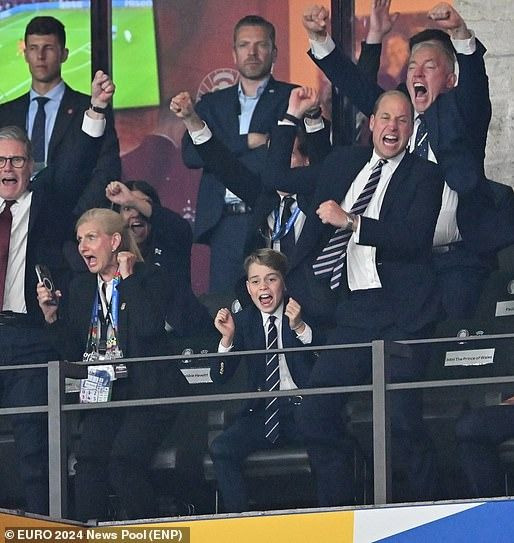 Giây phút ăn mừng tuyển Anh ghi bàn của William và George. Ảnh: ENP.