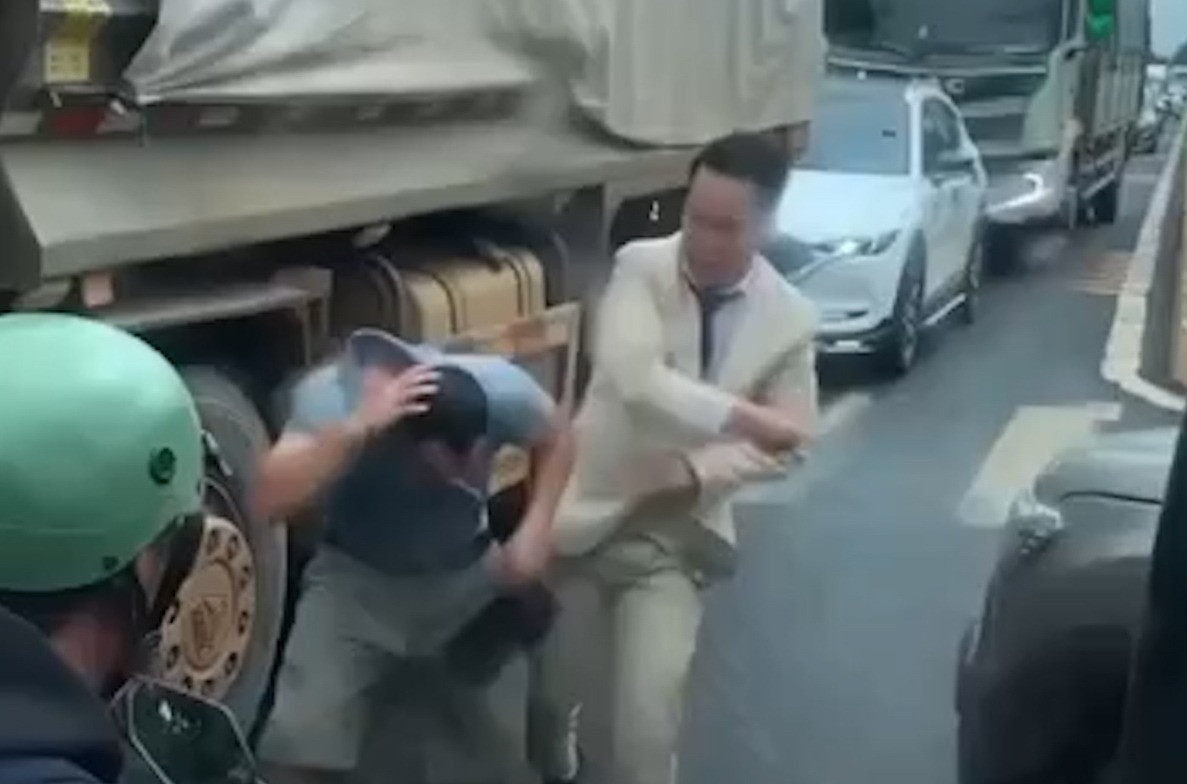 Chú rể đuổi đánh tài xế xe ben sau vụ va chạm trên đường rước dâu. Ảnh cắt từ clip. Chú rể đuổi đánh tài xế xe ben sau vụ va chạm trên đường rước dâu. Ảnh cắt từ clip.