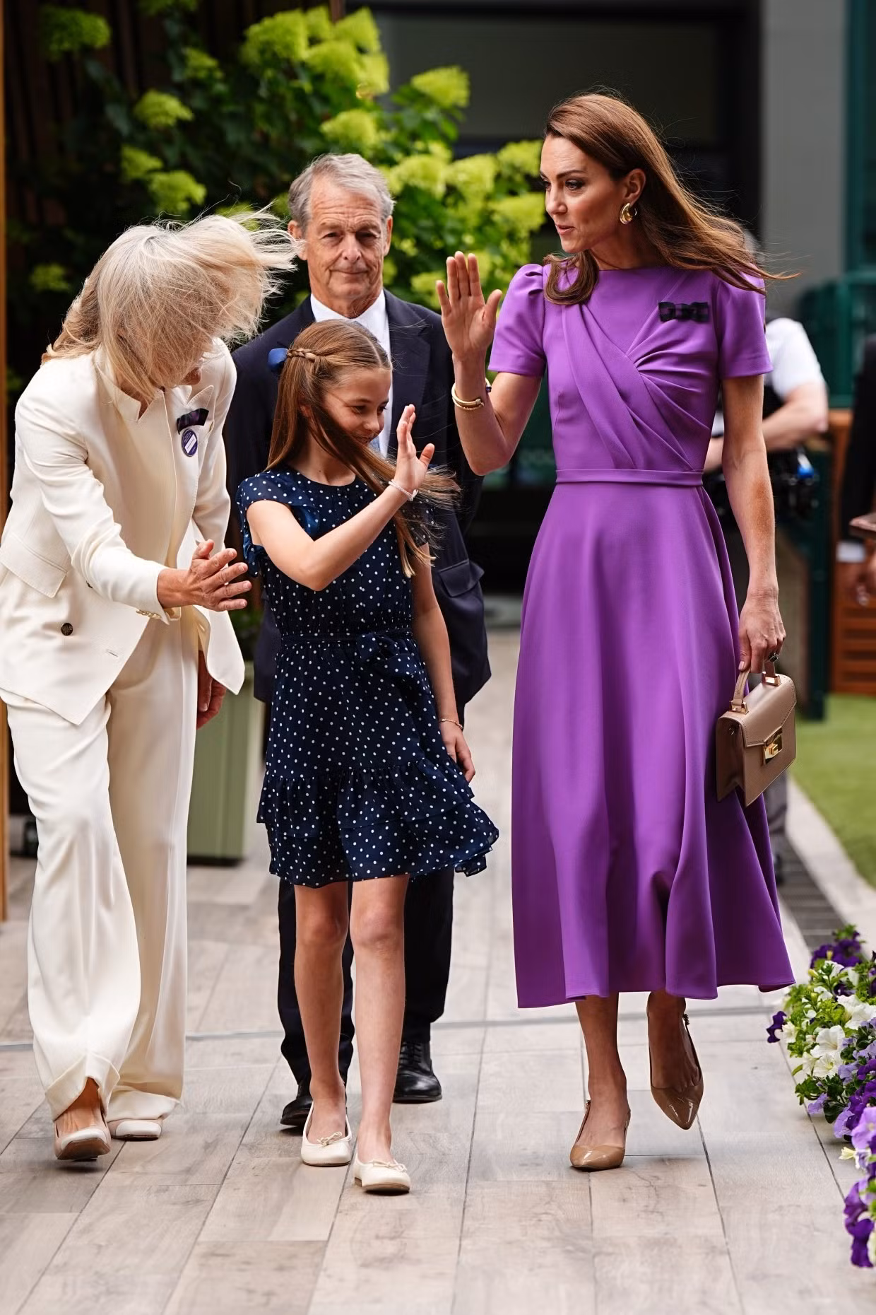 Công nương Kate diện váy tím nổi bật, tươi cười chào hỏi mọi người. Ảnh: PA/Getty Images.