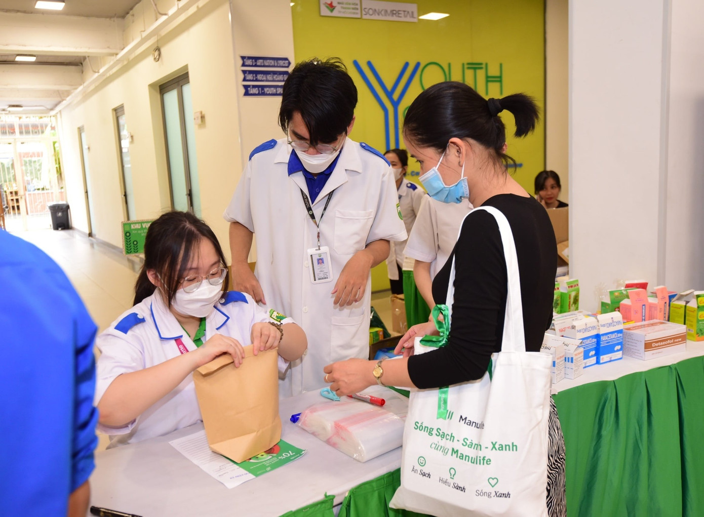 Nhiều bạn trẻ tham gia chương trình