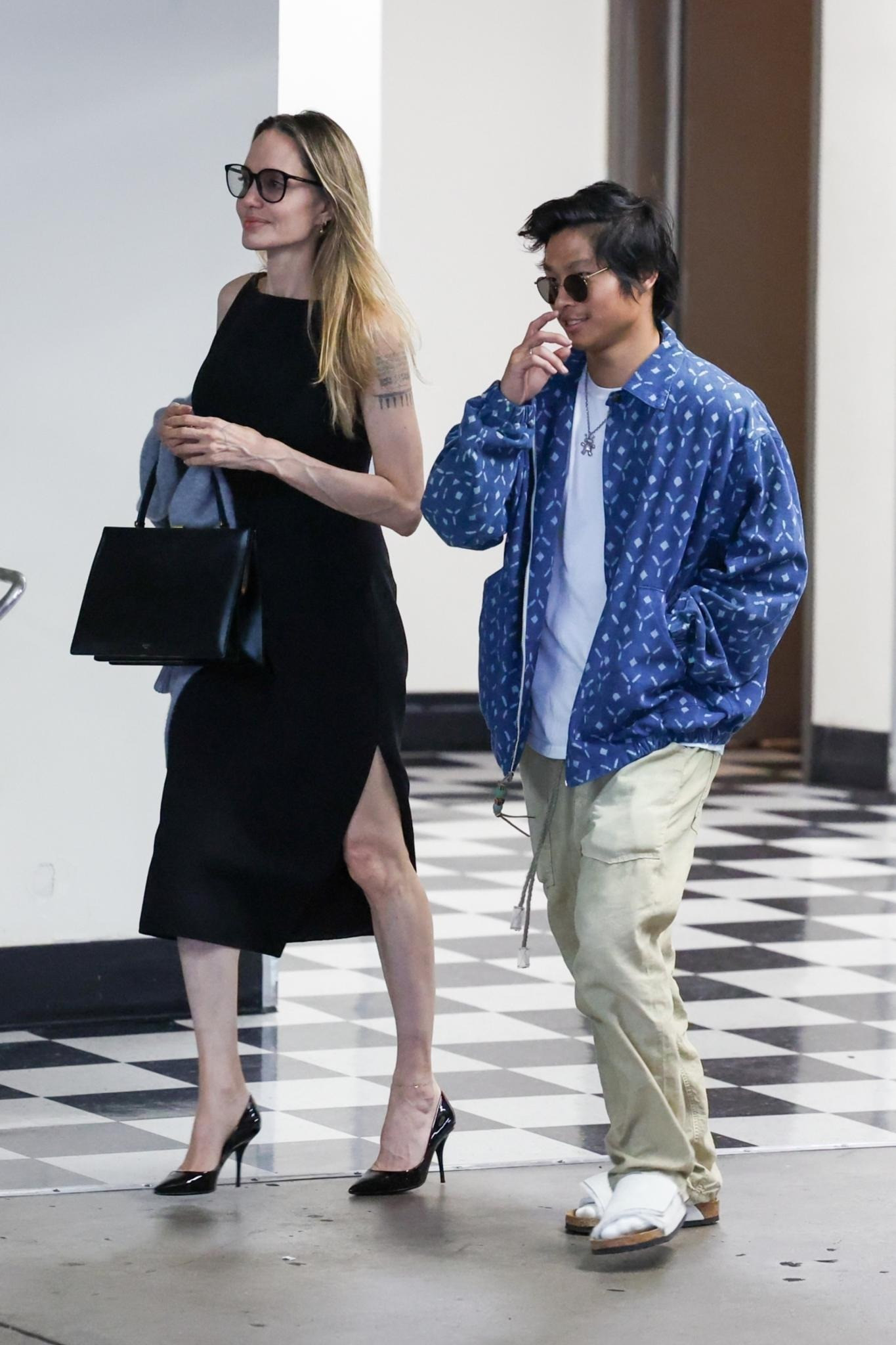 Pax Thiên tự chi trả các khoản chi phí trong buổi đi chơi với Angelina Jolie. Ảnh: BackGrid. Pax Thiên tự chi trả các khoản chi phí trong buổi đi chơi với Angelina Jolie. Ảnh: BackGrid.