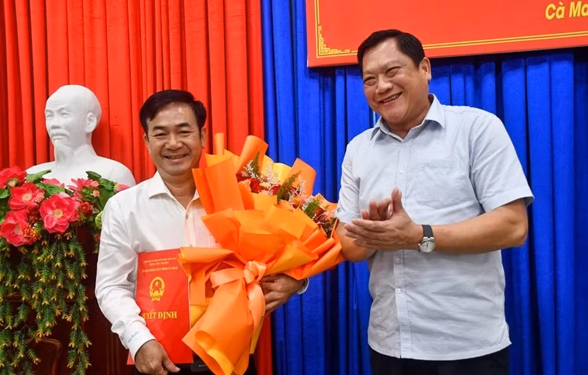 Ông Trần Văn Trung (bìa trái) được bổ nhiệm làm Giám đốc Sở Thông tin và Truyền thông tỉnh Cà Mau.