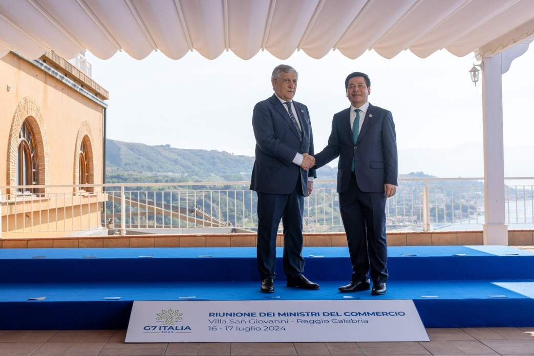 Bộ trưởng Nguyễn Hồng Diên và Phó Thủ tướng kiêm Bộ trưởng Bộ Ngoại giao và Hợp tác quốc tế Italia Antonio Tajani chụp ảnh chung trước thềm Hội nghị Bộ trưởng Thương mại G7 mở rộng.