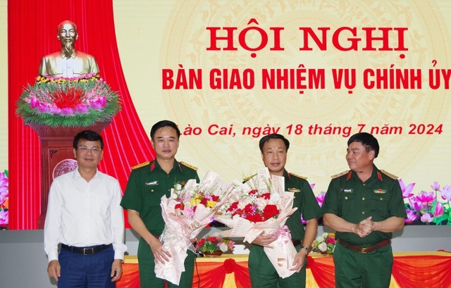Lãnh đạo tỉnh Lào Cai và lãnh đạo Quân khu 2 tặng hoa chúc mừng hai đồng chí được bổ nhiệm trên cương vị mới. Lãnh đạo tỉnh Lào Cai và lãnh đạo Quân khu 2 tặng hoa chúc mừng hai đồng chí được bổ nhiệm trên cương vị mới.