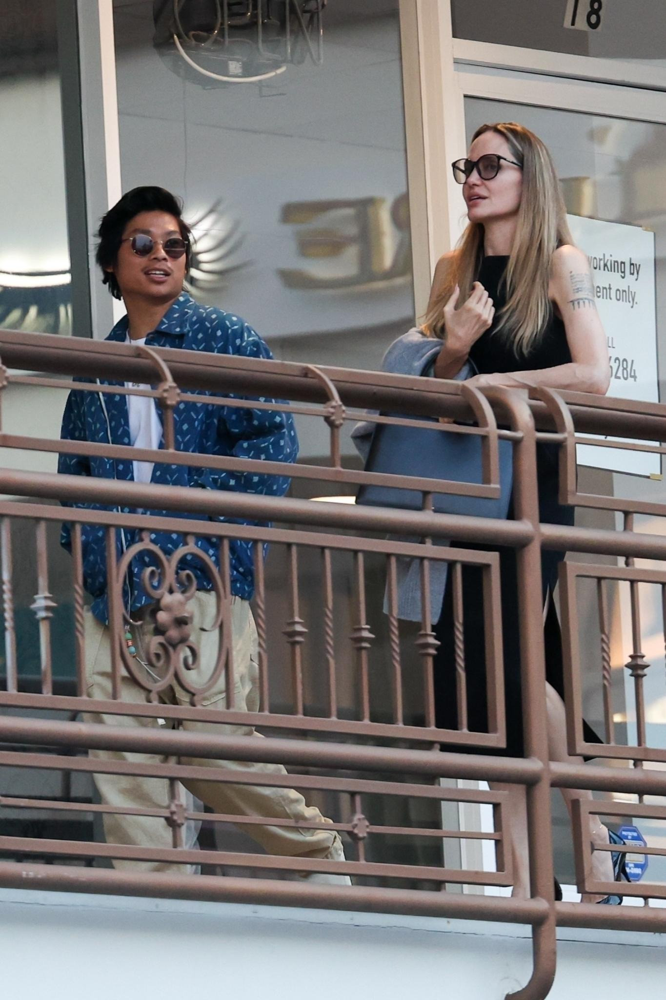 Pax Thiên tự chi trả các khoản chi phí trong buổi đi chơi với Angelina Jolie. Ảnh: BackGrid. Pax Thiên tự chi trả các khoản chi phí trong buổi đi chơi với Angelina Jolie. Ảnh: BackGrid.