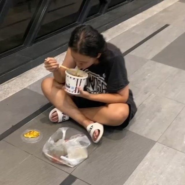 Một cư dân mạng đăng video về tình huống bị phụ nữ lạ mặt ăn mất đồ ăn. Một cư dân mạng đăng video về tình huống bị phụ nữ lạ mặt ăn mất đồ ăn.