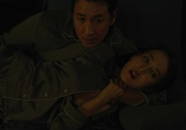 Ông chủ Park quan hệ tình dục với vợ trên ghế dài khiến người xem ngột ngạt.