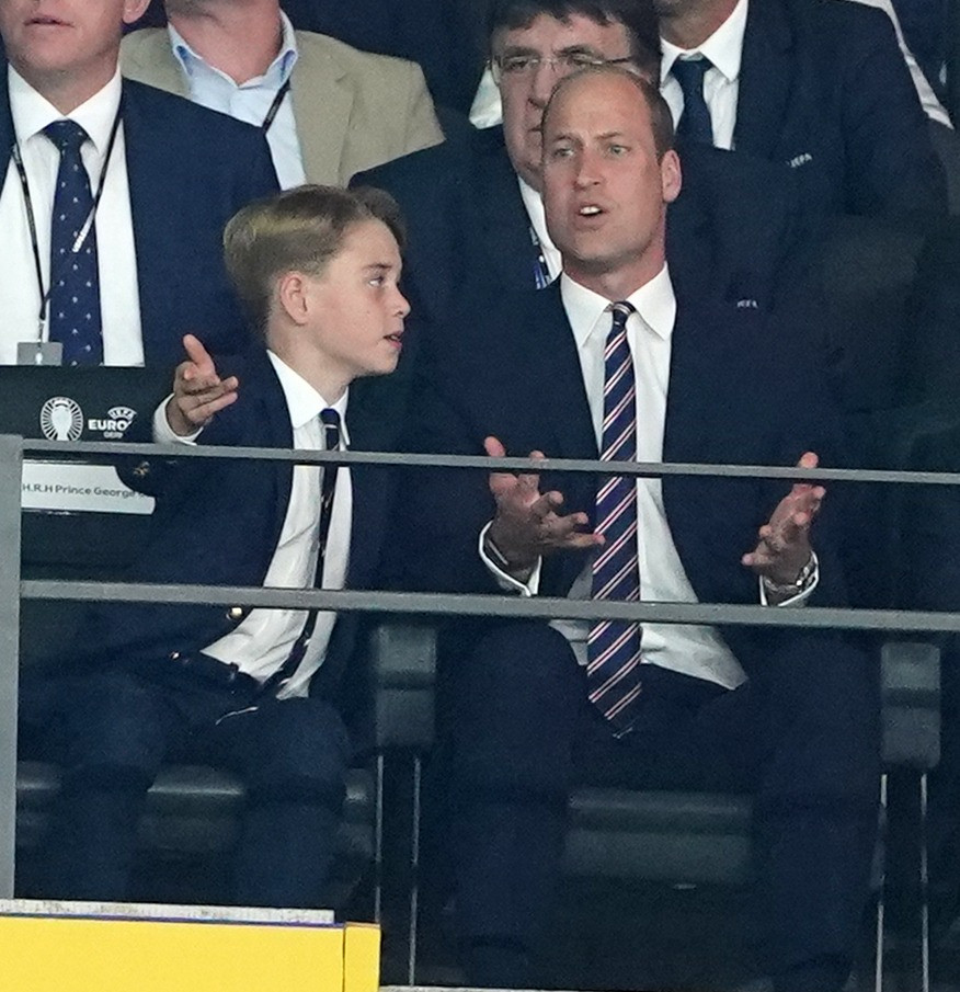 George nghiêm túc thảo luận thế trận với cha. Ảnh: ENP.