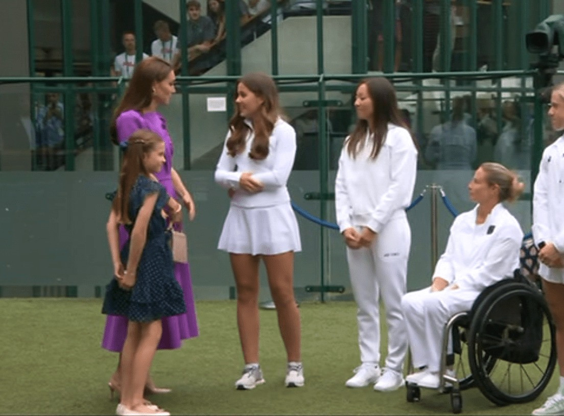 Công nương Kate và Công chúa Charlotte giao lưu với các tay vợt nữ. Ảnh: BBC. Công nương Kate và Công chúa Charlotte giao lưu với các tay vợt nữ. Ảnh: BBC.