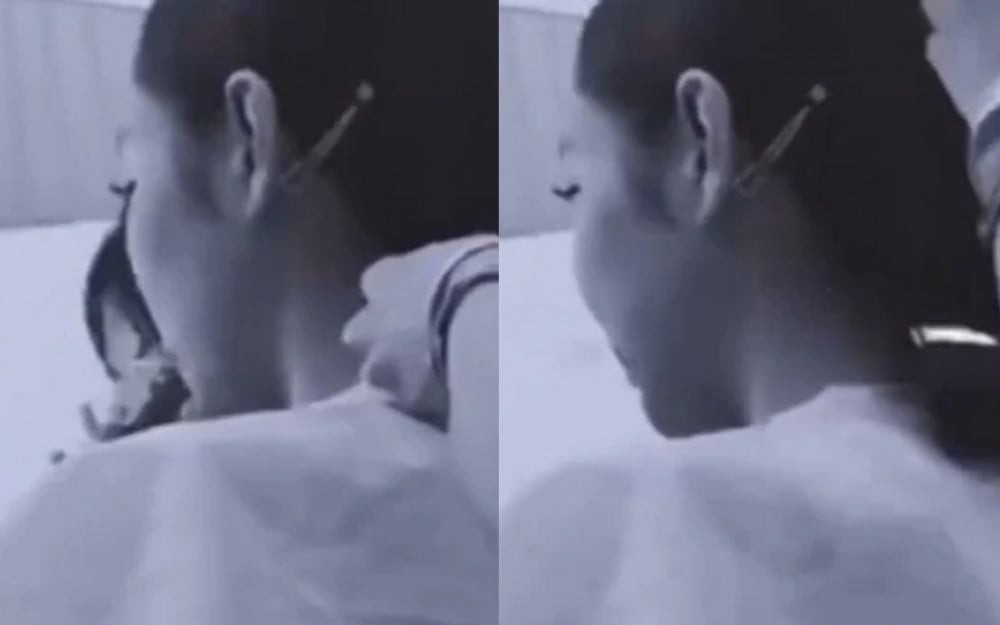 Jennie gây tranh cãi vì hút thuốc lá điện tử trước mặt nhân viên. Jennie gây tranh cãi vì hút thuốc lá điện tử trước mặt nhân viên.