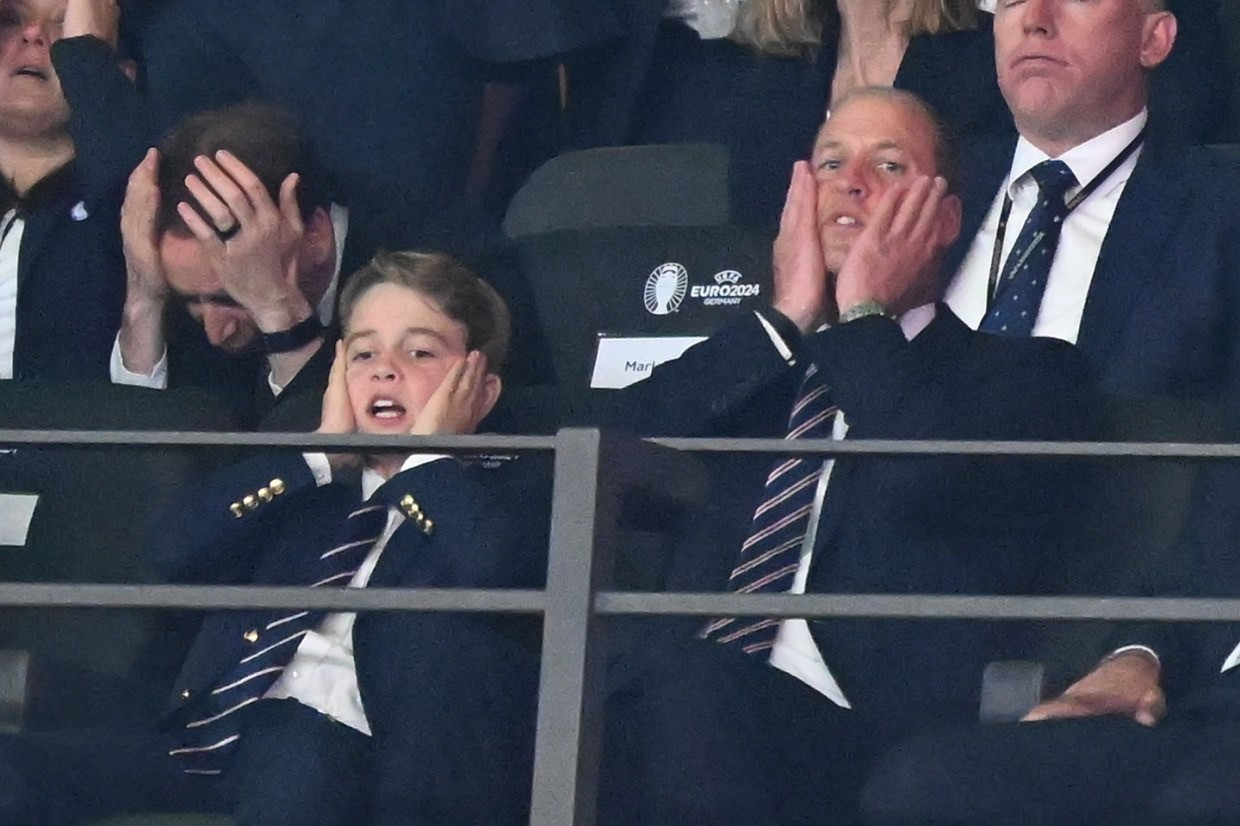 Hoàng tử William và con trai cả để lộ nhiều biểu cảm giống nhau trên khán đài trận chung kết Euro 2024. Ảnh: ENP.