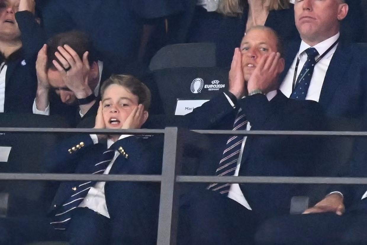 Hoàng tử William và con trai cả để lộ nhiều biểu cảm giống nhau trên khán đài trận chung kết Euro 2024. Ảnh: ENP. Hoàng tử William và con trai cả để lộ nhiều biểu cảm giống nhau trên khán đài trận chung kết Euro 2024. Ảnh: ENP.