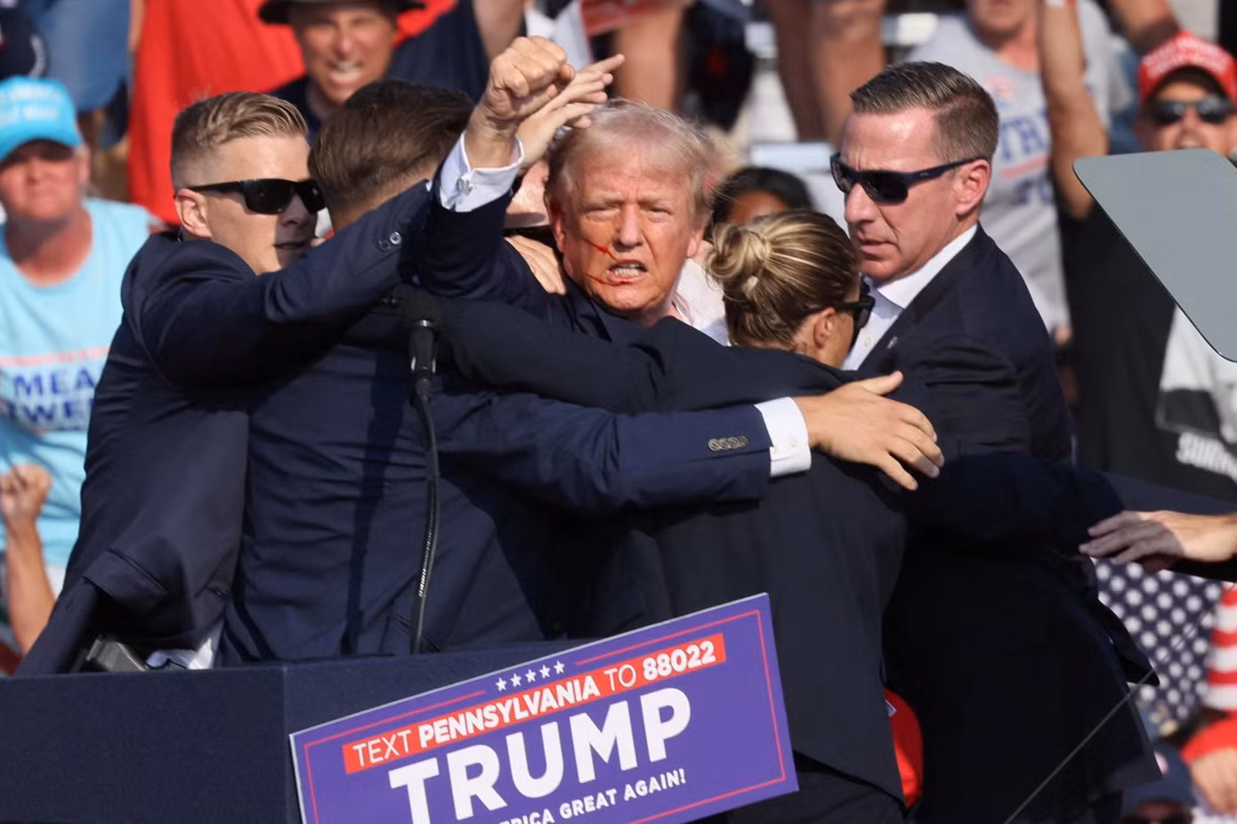 Ông Trump được các mật vụ bao quanh sau khi bị trúng đạn. Ảnh: Reuters.
