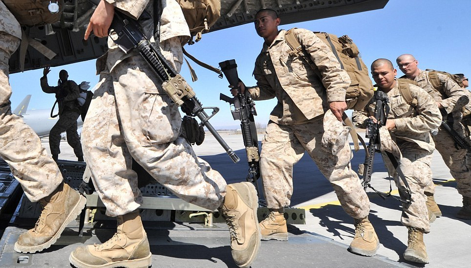 Các binh lính trước khi lên máy bay.