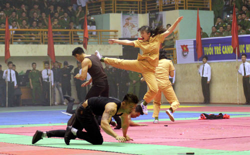 Nữ cảnh sát giao thông tay không đánh 'cướp' ảnh 4