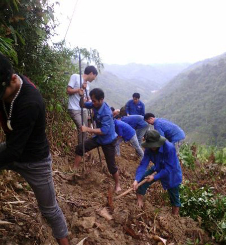 Hàng trăm thanh niên biên giới hăng hái mở đường vào bản ảnh 4