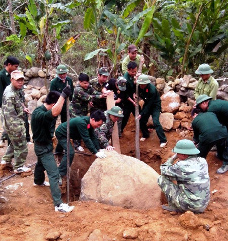 Hàng trăm thanh niên biên giới hăng hái mở đường vào bản ảnh 3