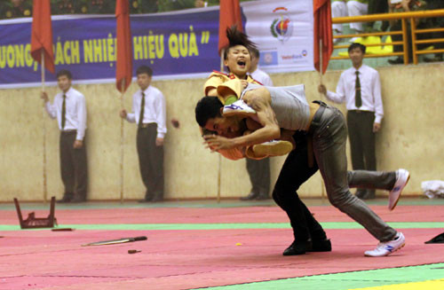 Nữ cảnh sát giao thông tay không đánh 'cướp' ảnh 6