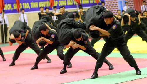 Nữ cảnh sát giao thông tay không đánh 'cướp' ảnh 3