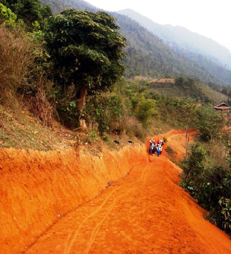 Hàng trăm thanh niên biên giới hăng hái mở đường vào bản ảnh 5