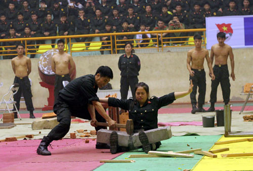 Nữ cảnh sát giao thông tay không đánh 'cướp' ảnh 12