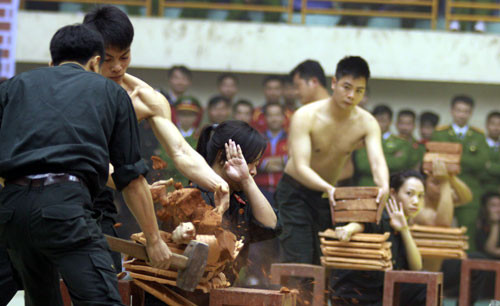 Nữ cảnh sát giao thông tay không đánh 'cướp' ảnh 1