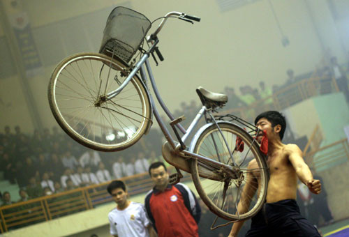 Nữ cảnh sát giao thông tay không đánh 'cướp' ảnh 9