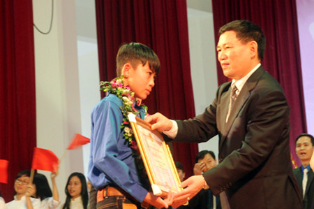 Em gái 'hiệp sỹ CNTT' Nguyễn Công Hùng là Gương mặt trẻ Nghệ An tiêu biểu 2013 ảnh 3