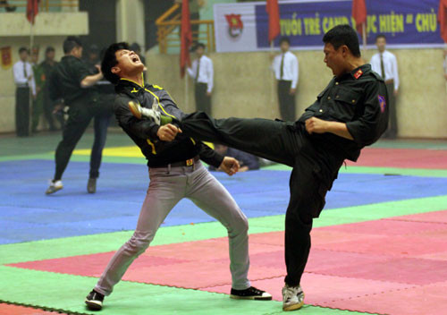 Nữ cảnh sát giao thông tay không đánh 'cướp' ảnh 2