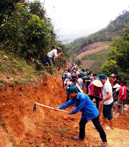 Hàng trăm thanh niên biên giới hăng hái mở đường vào bản ảnh 2