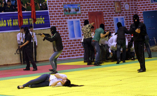 Nữ cảnh sát giao thông tay không đánh 'cướp' ảnh 7