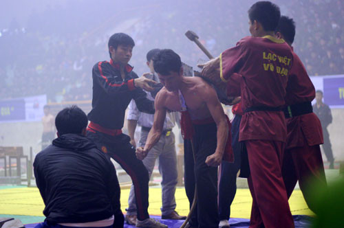 Nữ cảnh sát giao thông tay không đánh 'cướp' ảnh 10