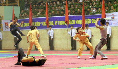 Nữ cảnh sát giao thông tay không đánh 'cướp' ảnh 5