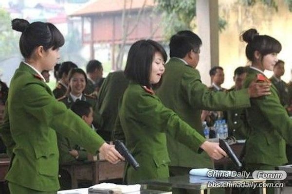 Nữ cảnh sát Việt xinh đẹp lên báo nước ngoài ảnh 6