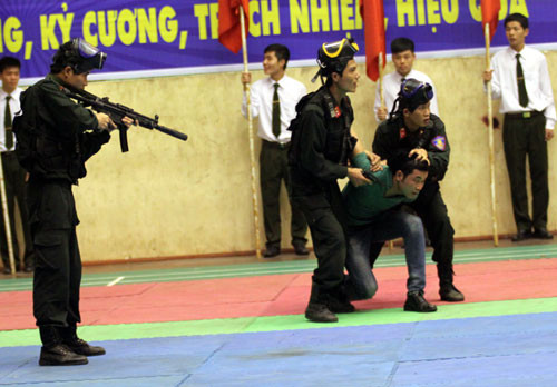 Nữ cảnh sát giao thông tay không đánh 'cướp' ảnh 8