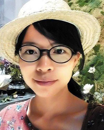 Cô gái xinh xắn bán tin nhắn chúc ngủ ngon ảnh 1