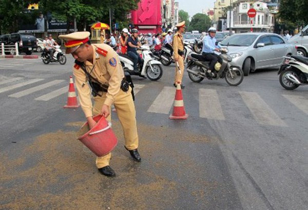 'Chết mê' vì hành động đẹp của CSGT tại Đà Nẵng ảnh 4