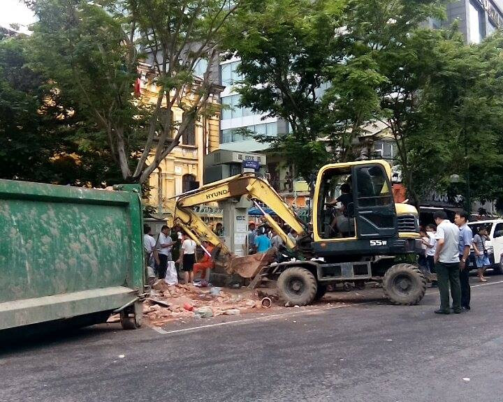 Sập nhà cũ ở Hà Nội, hai người tử vong dưới đống đổ nát ảnh 3