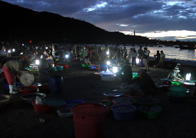 Họp muộn hơn, khoảng 2 -3 giờ sáng, chợ tự phát ven bờ biển Đà Nẵng trên đường Hoàng Sa (Đà Nẵng) cũng tấp nập không kém