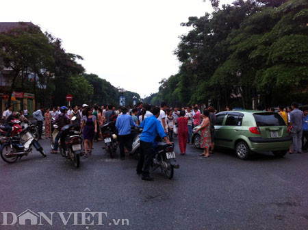 Sau hai tiếng vụ tai nạn vẫn chưa giải quyết xong