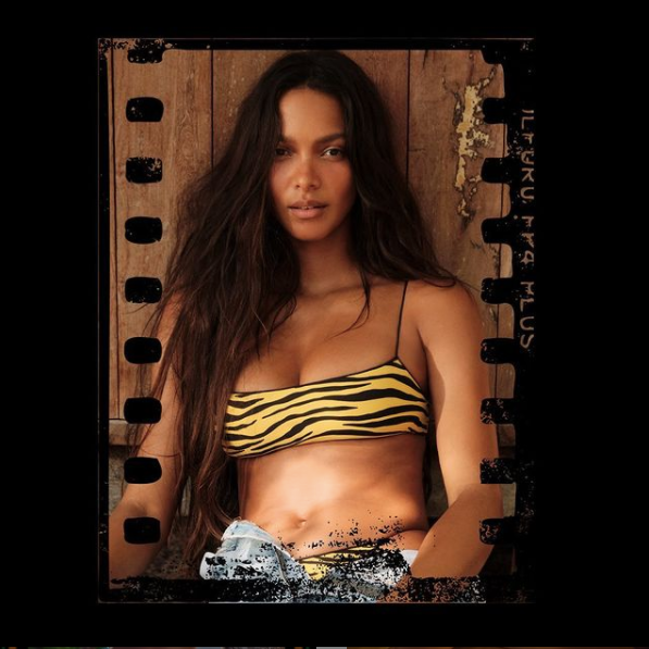 Chân dài sinh năm 1990 đến từ Brazil sở hữu gương mặt rất xinh đẹp và body săn chắc đẹp như tượng tạc với chiều cao khủng 1m84 Chân dài sinh năm 1990 đến từ Brazil sở hữu gương mặt rất xinh đẹp và body săn chắc đẹp như tượng tạc với chiều cao khủng 1m84