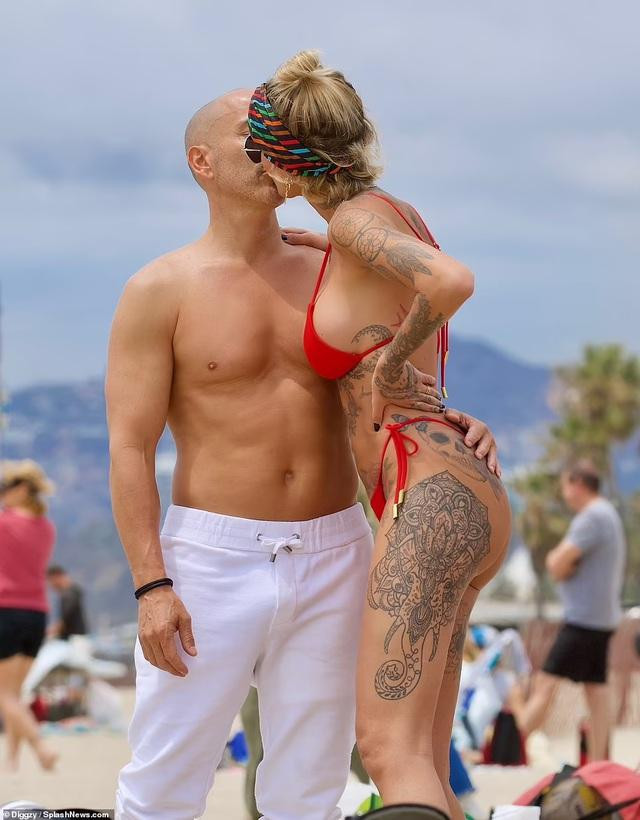 Mỹ nhân xứ chuột túi tình tứ "khóa môi" bạn trai hơn 4 tuổi.