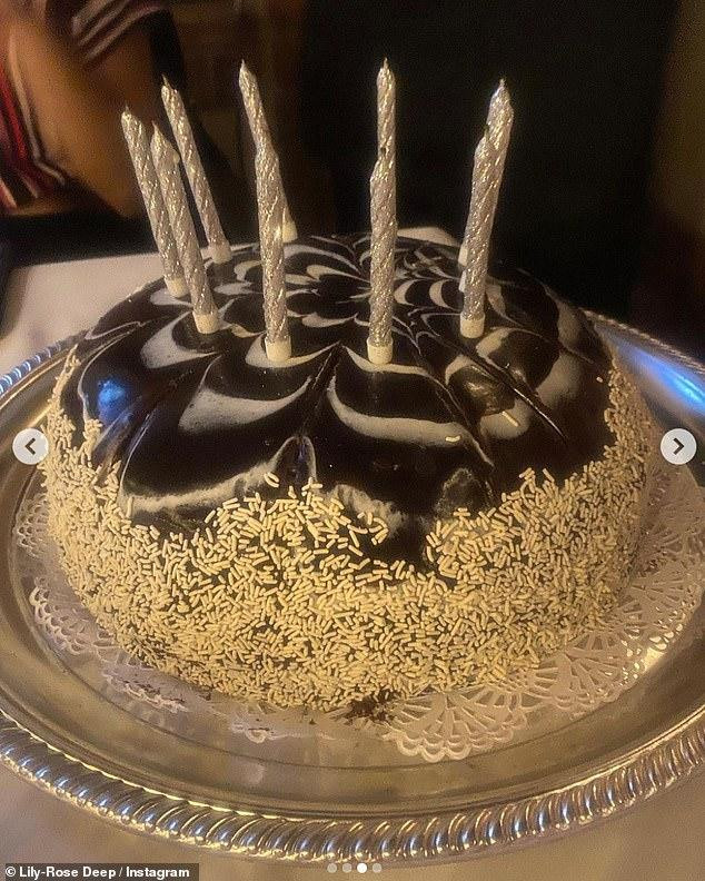 Chiếc bánh gato mừng tuổi 22 cũng được người đẹp khoe với người hâm mộ. Bộ ảnh sinh nhật này hiện sau 8 giờ đăng tải đã thu hút hơn 600 ngàn lượt thả tim và hàng ngàn bình luận tương tác với những lời chúc tốt đẹp gửi tới idol. Chiếc bánh gato mừng tuổi 22 cũng được người đẹp khoe với người hâm mộ. Bộ ảnh sinh nhật này hiện sau 8 giờ đăng tải đã thu hút hơn 600 ngàn lượt thả tim và hàng ngàn bình luận tương tác với những lời chúc tốt đẹp gửi tới idol.