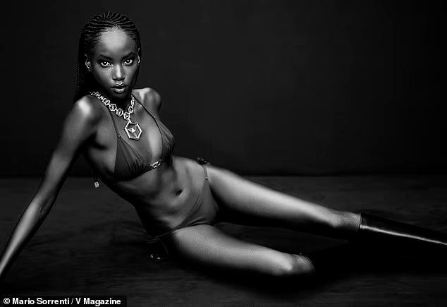 Chân dài đang lên của làng mốt thả dáng khoe body cực săn chắc, đôi chân thon dài miên man