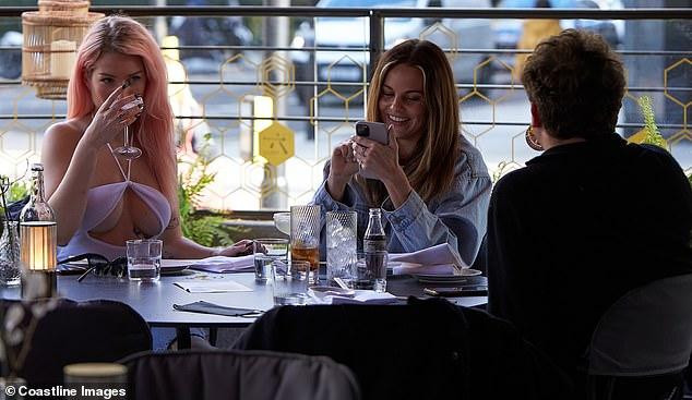 Lottie Moss cũng được biết đến bởi cách ăn mặc gợi cảm táo bạo, nhiều lần khoe thân quá đà trên mạng xã hội. Lottie Moss cũng được biết đến bởi cách ăn mặc gợi cảm táo bạo, nhiều lần khoe thân quá đà trên mạng xã hội.