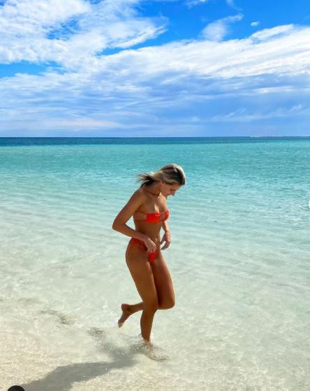 Hiện nàng hậu 8x hoạt động ở nhiều vai trò như người mẫu, Diễn viên, Người dẫn chương trình...